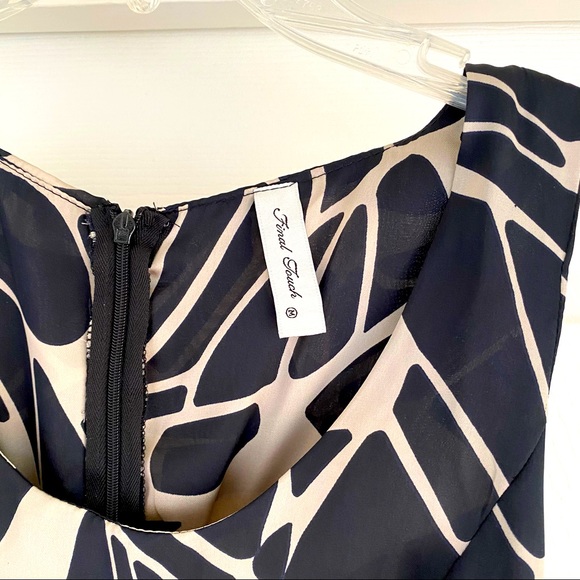 Satin cream and black sleeveless dress - Picture 2 of 3